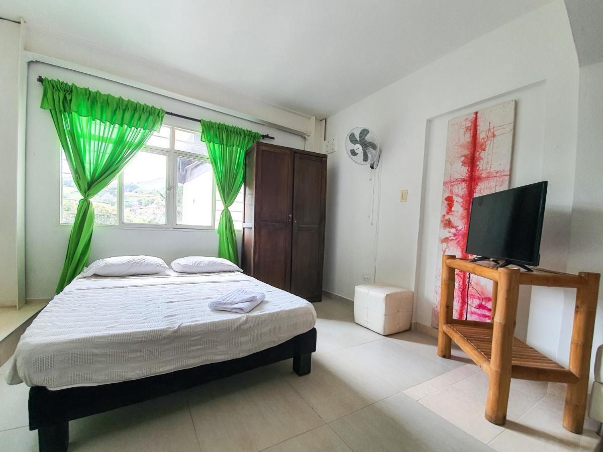 Hostal La Mercedes Street Cali Bagian luar foto