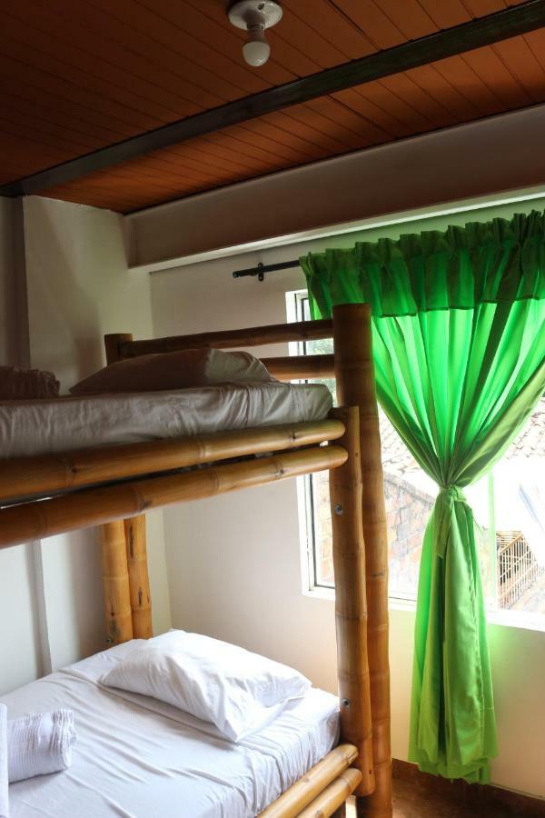 Hostal La Mercedes Street Cali Bagian luar foto